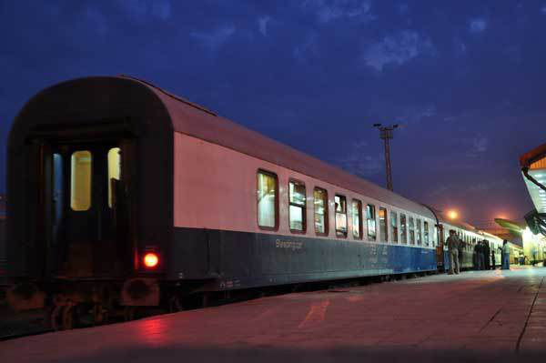 シリア旅行記 アレッポ発デリゾール行きの列車にて 青年海外協力隊とラッカ 花という名前の女性 Overland25