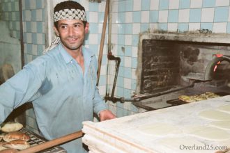 ヨルダン旅行記：アンマン1日目。焼きたての卵のパンとイラク食堂。